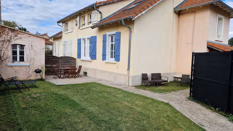 La façade de Dolce Vita à Amnéville, ses volets bleus et son jardin clos